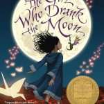 کتاب The Girl Who Drank the Moon (دختری که ماه را نوشید) نسخه انگلیسی PDF | کلی بارنهیل